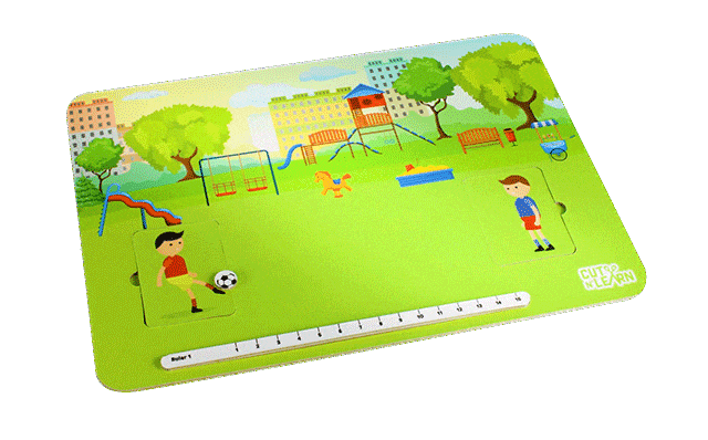 Jugar al fútbol en el parque infantil