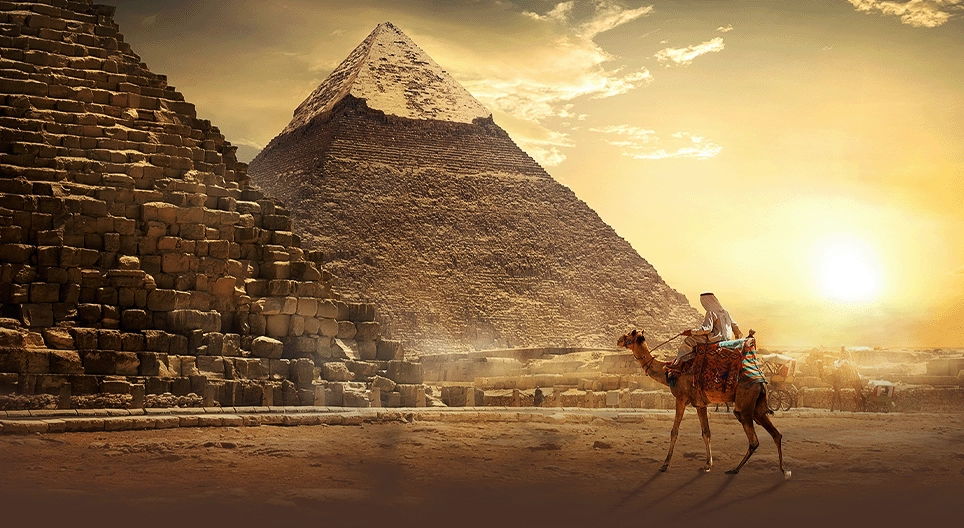 How many people were needed to build the Pyramid of Khufu?