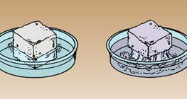 El azúcar se disuelve más fácilmente en agua caliente que en agua fría