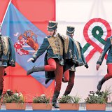 Uma recriação histórica com Hussardos a dançar 'toborzó', uma música recrutadora