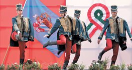 Reenactors históricos, vestidos como hussardos, dançam ao 'toborzó', uma música histórica de recrutamento