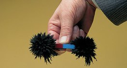 Limaduras de hierro en los polos de un imán de barra