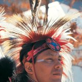 Índio norte-americano em traje tradicional