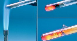 Reação de ferro em pó e enxofre