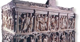 Caixão antigo de pedra cristã representando cenas bíblicas