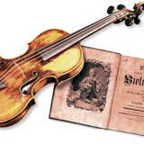 Mozart gyermekkori hegedűje s édesapja, Leopold „Hegedűiskolája”