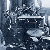 Revolutionaries on the streets of Berlin, the capital of Germany (November 1918)