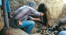 Cerâmica, feita com técnicas pré-históricas, é retirada do forno