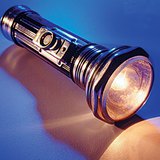 A corrente aquece o filamento em uma lâmpada, fazendo com que ela emita luz