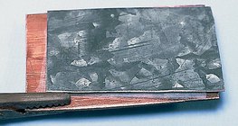 Las placas de cinc y cobre se conectan mediante un electrolito