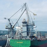 Puerto marítimo con una grúa