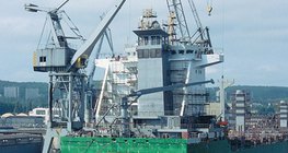 Porto com um guindaste