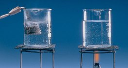 Um aquecedor de imersão ferve a água mais rapidamente que uma lamparina