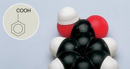 Modelo de espacio lleno de una molécula de ácido benzoico