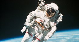 Um astronauta e a Terra ao fundo