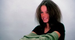 Quando nos vestimos, a carga elétrica da camisola é oposta à do nosso cabelo