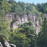 Rocas de arenisca en la cuenca de Bohemia del Norte