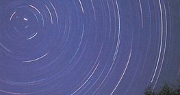 O movimento aparente das estrelas ao redor do Polaris