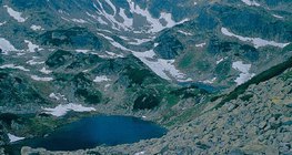 Tarn, lago de montanha (montanhas dos Cárpatos)