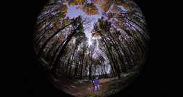 Vista de uma lua cheia através de uma lente olho de peixe