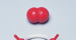 Modelos de espaço preenchido e de bolas e varetas de uma molécula de oxigénio