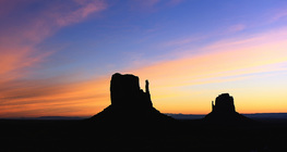 Cerros testigos en el valle de los Monumentos a la puesta del sol