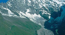 El flujo glaciar en el monte Langtang Lirung de 7234 metros de altura en el Himalaya