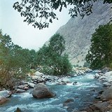 Arroyo de montaña en la cordillera del Pamir