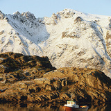 Barco de pesca numa baía