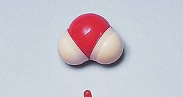 Molécula da água: modelos de espaço preenchido e de bolas e varetas