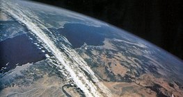 Fluxo de jato por cima do Mar Vermelho