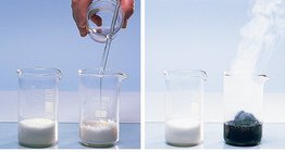 Reacción del ácido sulfúrico con azúcar