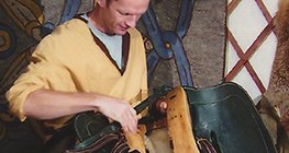 Saddler no trabalho hoje, praticando um antigo comércio
