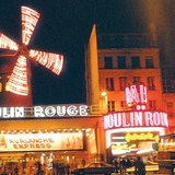 Luces de neón por la noche