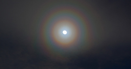 Coroa lunar em forma de anéis coloridos