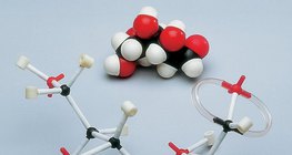 Modelos de espacio lleno y de barras y esferas de una molécula de glucosa de cadena abierta