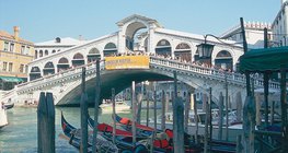 Ponte Rialto, abrangendo o Grande Canal de Veneza, Itália