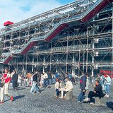Muchedumbre bulliciosa frente al Centro Pompidou de París