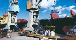 Gruas enormes são usadas para carregar no porto de Gdańsk