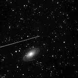 Trayectoria de un asteroide pasando cerca de la Tierra