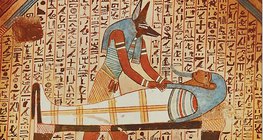Anubis, o deus com cabeça de chacal atende a múmia