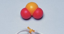 Molécula do dióxido de enxofre: modelos de espaço preenchido e de bolas e varetas