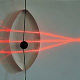 Raios de luz passando por uma lente convexa