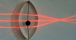 Rayos de luz atravesando una lente convexa