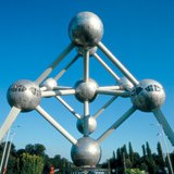 Atomium; este símbolo de Bruselas representa un cristal de hierro
