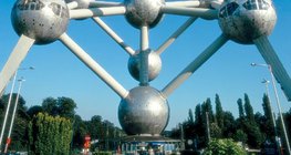 Atomium; este símbolo de Bruselas representa un cristal de hierro