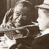 Louis Armstrong, o grande trompetista de jazz com um de seus alunos