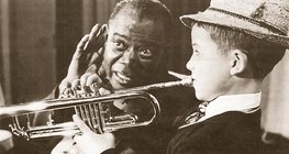 Louis Armstrong, o grande trompetista de jazz com um de seus alunos