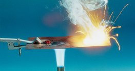 Demonstração do ponto de inflamação do fósforo vermelho e branco