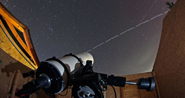 A Estação Espacial Internacional e o Ônibus Espacial Descobrindo um cruzamento em frente ao telescópio de um observatório